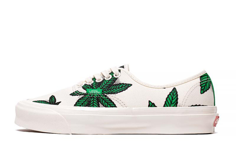 לצפייה במוצר Vans White Sweet Leaf OG Authentic LX Sneakers
