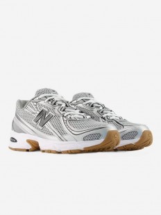 לצפייה במוצר נעלי ניו באלאנס 530 – New Balance 530 – כסוף מטאלי (Silver) עם סוליית דבש (Gum Sole)