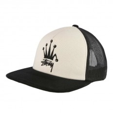 לצפייה במוצר כובע Stüssy דגם Crown Trucker – שילוב צבעים שחור ולבן עם לוגו כתר